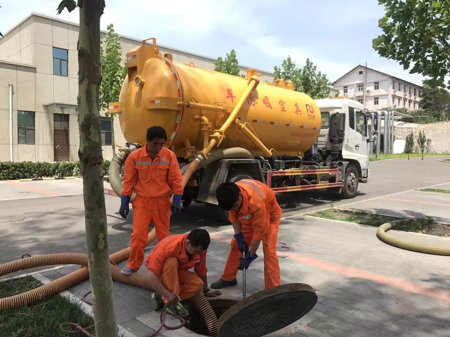 龙湖化粪池清理与5-8吨吸粪车施工效率分析